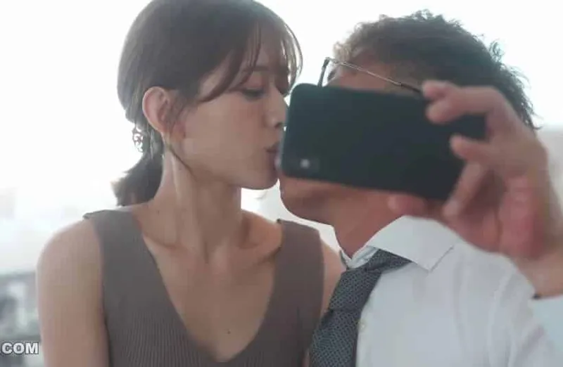 Thấy người vợ hơi lạ, ông chồng xem điện thoại vợ yêu và thấy cảnh trả bài với tiền bối của mình